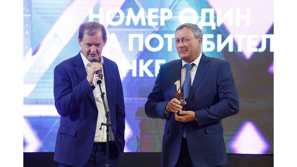 Церемония вручения &quot;Премии №1&quot; в Доме Севастьянова. Собственик компании &quot;Сима-ленд&quot; Андрей Симановский (слева) и исполнительный директор аэропорта Кольцово Алексей Пискунов (справа). 2019 год