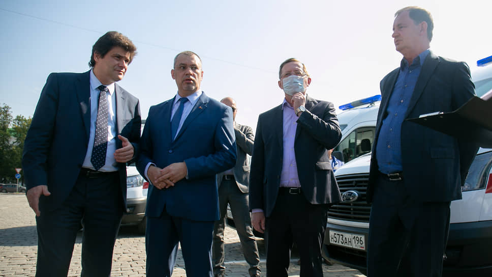 Глава Екатеринбурга Александр Высокинский (слева), главный врач скорой помощи Екатеринбурга Игорь Пушкарев (второй слева), первый заместитель губернатора Свердловской области Павел Креков (второй справа) и владелец компании &quot;Сима-ленд&quot; Андрей Симановский (справа) во время передачи машин скорой помощи администрации Екатеринбурга. 2020 год