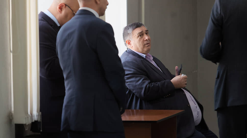 Судебное заседание по рассмотрению меры пресечения предполагаемым членам этнической преступной группировки в Ленинском районном суде Екатеринбурга. Руководитель региональной общественной национально-культурной организации &quot;Азербайджан-Урал&quot; Шахин Шихлинский перед началом заседания суда