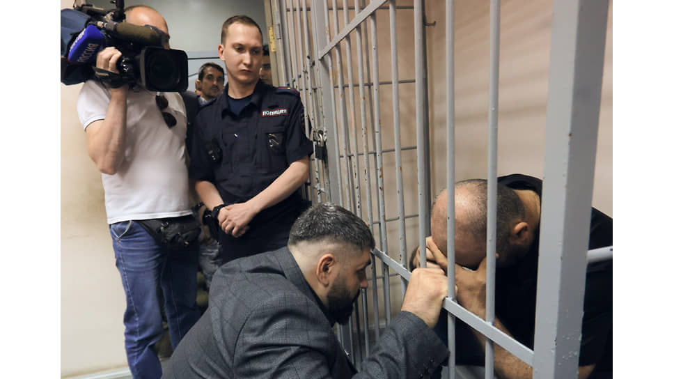 Судебное заседание по рассмотрению меры пресечения предполагаемым членам этнической преступной группировки в Ленинском районном суде Екатеринбурга. Обвиняемый Шахин Лалаев (справа) во время заседания суда