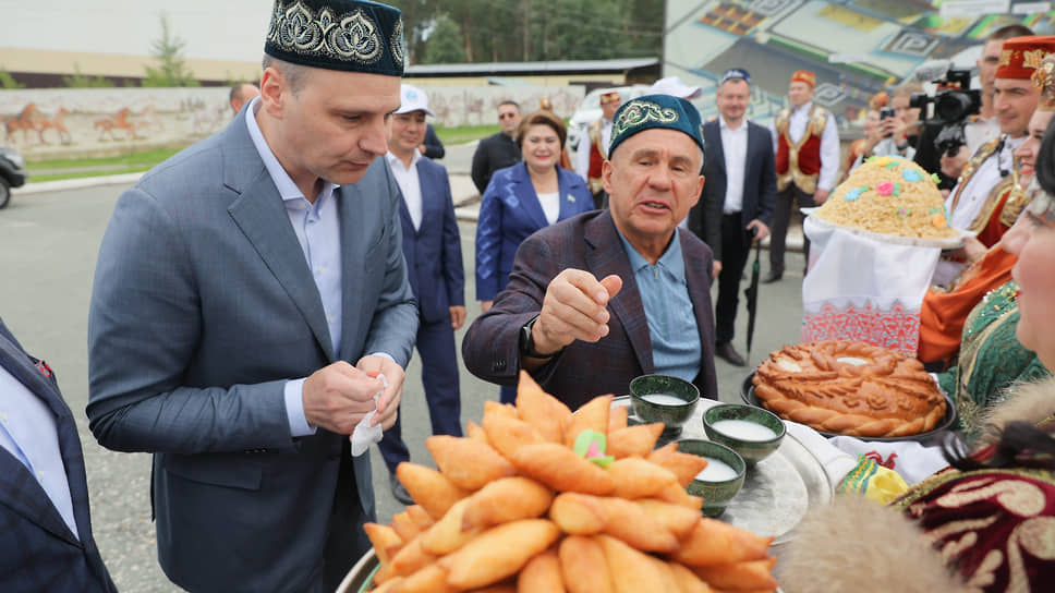Празднование национального культурно-спортивного праздника Сабантуй на территории загородного клуба «Белая лошадь» в селе Кадниково. Врио губернатора Свердловской области Денис Паслер и глава Республики Татарстан Рустам Минниханов