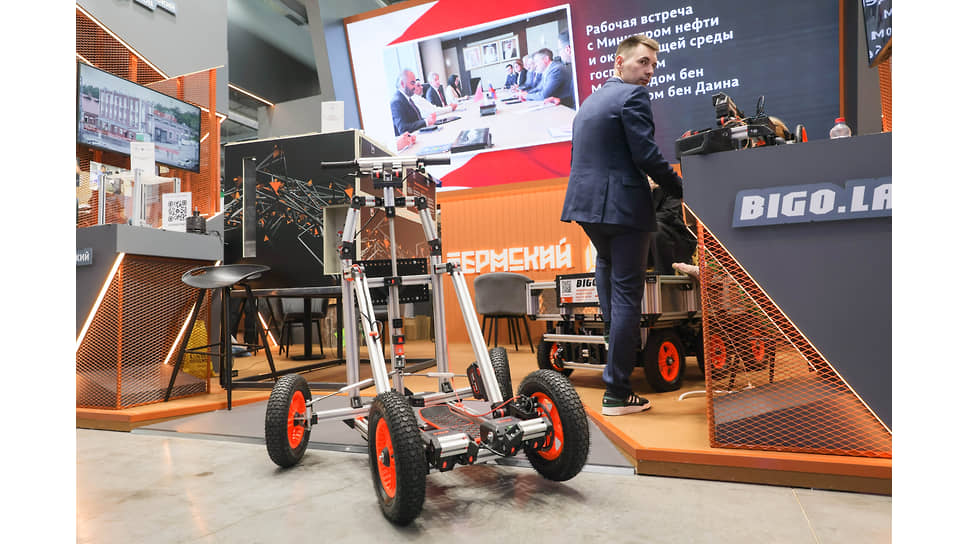 Работа Международной промышленной выставки «Иннопром-2025». Конструктор-коляска фирмы BIGO.LAND на стенде Пермского края