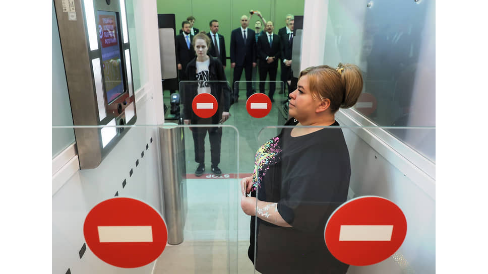 Церемония открытия пункта пропуска через государственную границу в Международном аэропорту Кольцово имени Акинфия Демидова. Первые пассажиры после открытия пункта пропуска через государственную границу