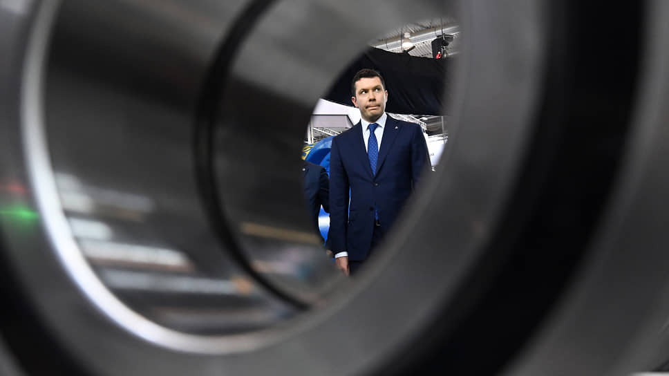 Министр промышленности и торговли России Антон Алиханов во время осмотра выставки &quot;Иннопром 2025&quot; в международном выставочном центре &quot;Екатеринбург-Экспо&quot;