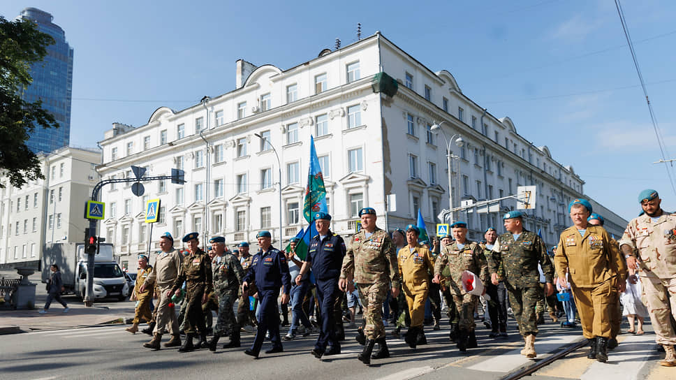 Шествие десантников по улицам Екатеринбурга в честь 95-й годовщины создания Воздушно-десантных войск (ВДВ) России