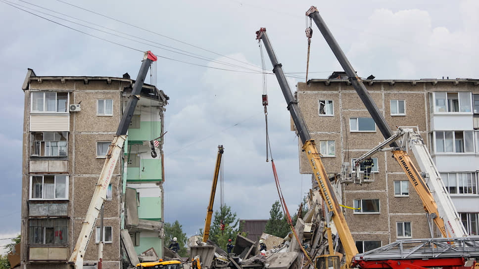 Разбор завалов после взрыва газа в доме на улице Сибирской в Нижнем Тагиле