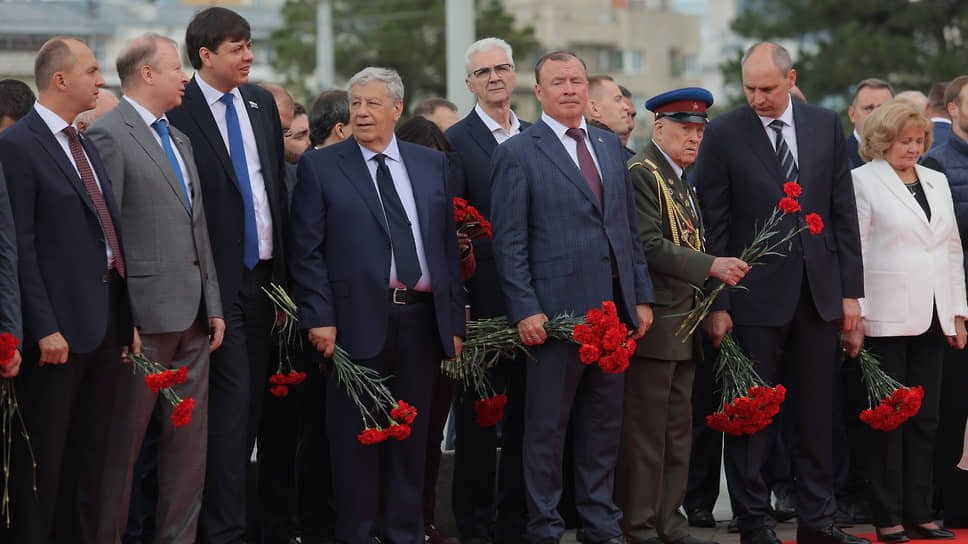Церемония возложение цветов к памятнику основателям города