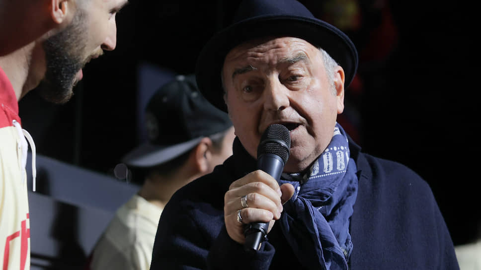 Лидер группы «Чайф» Владимир Шахрин перед началом матча
