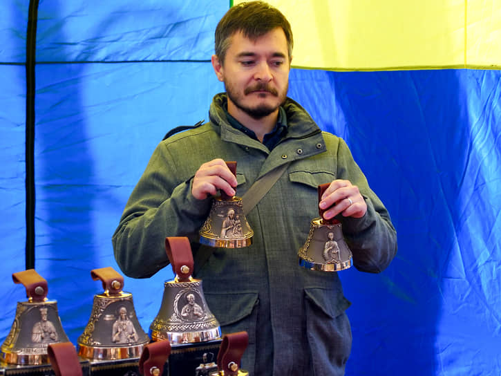 Участник ярмарки - продавец колоколов для дома