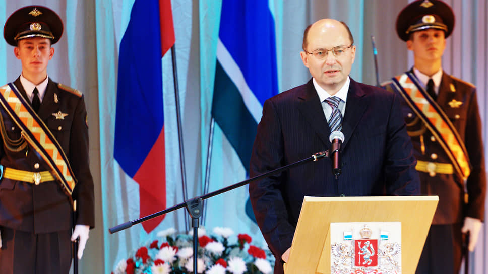 В ноябре 2009 года президент Дмитрий Медведев предложил на пост губернатора Свердловской области Александра Мишарина (на фото), возглавляющего департамент промышленности и инфраструктуры правительства РФ. Ранее партия «Единая Россия» внесла ему на рассмотрение список, в который помимо господина Мишарина вошли действующий глава региона Эдуард Россель и председатель областного правительства Виктор Кокшаров. На совместном заседании палат законодательного собрания Свердловской области депутаты наделили Александра Мишарина полномочиями губернатора на пятилетний срок 