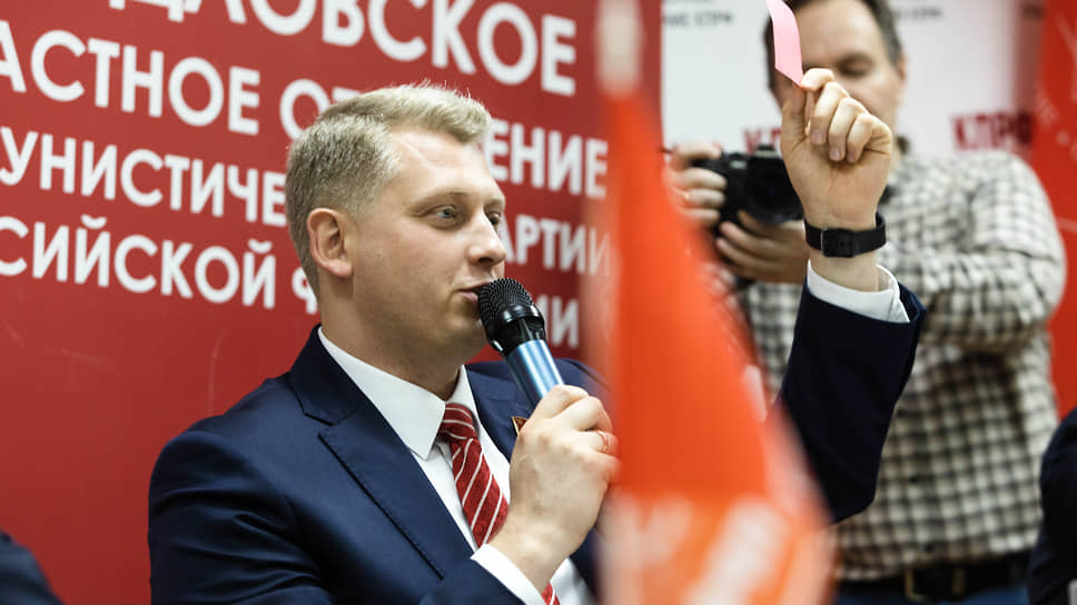 Вторе место занял вице-спикер свердловского заксобрания Александр Ивачев, выдвинутый КПРФ. Он набрал 15,32% 