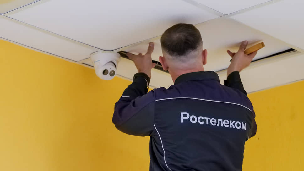 Подготовка системы видеонаблюдения к досрочным выборам губернатора Свердловской области: монтаж IP-камер в избирательном участке в школе №23 Академического района Екатеринбурга