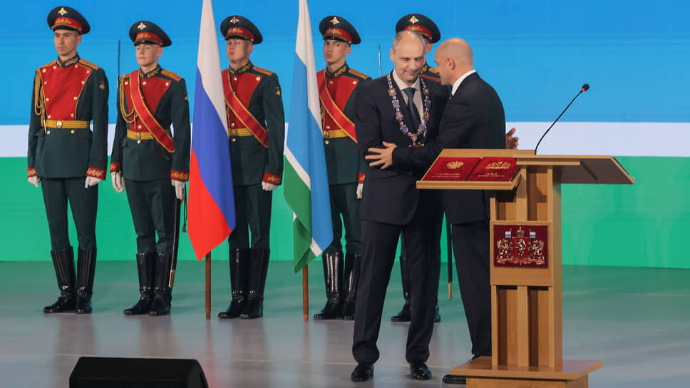 Торжественная церемония вступления в должность губернатора Свердловской области Дениса Паслера, Губернатор Свердловской области Денис Паслер и полномочный представитель президента России в Уральском федеральном округе Артем Жога на фоне роты почетного караула 