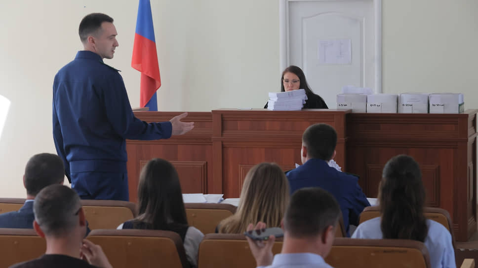 Для рассмотрения иска об обращении в доход государства активов Артема Бикова и Алексея Боброва Ленинский районный суд Екатеринбурга выделил актовый зал 