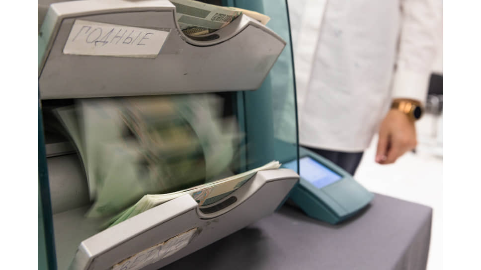 Демонстрация работы счетчика купюр 