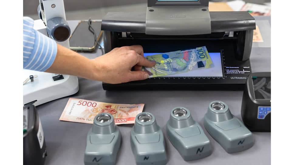 Проверка на подлинность памятной банкноты номиналом 100 руб., посвященной Чемпионату мира по футболу FIFA 2018 года