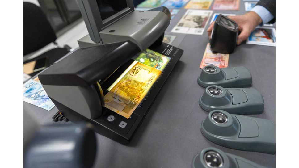 Стенд с приборами для проверки подлинности денежных купюр