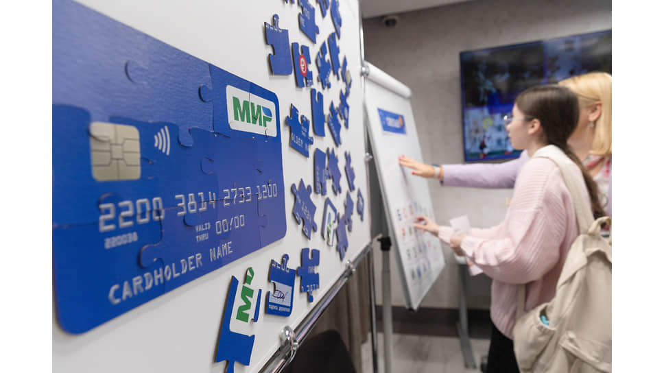 Посетители у стенда с пазлом «Пластиковая карта &quot;Мир&quot;»