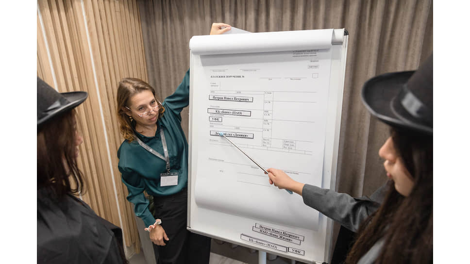 Посетители у стенда с платежными документами