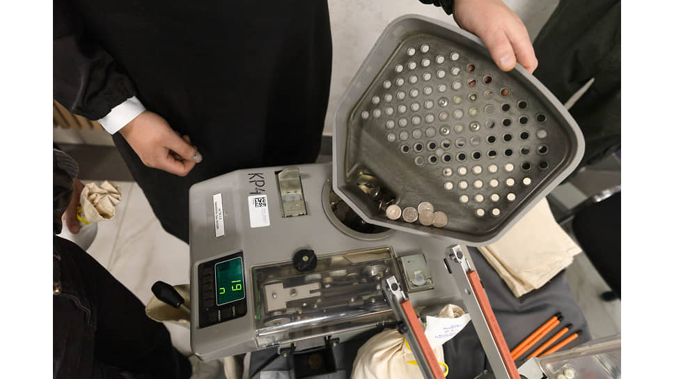 Демонстрация работы прибора для счета и сортировки монет