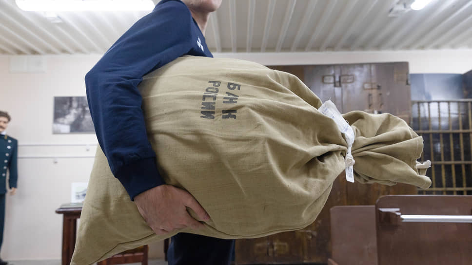 День открытых дверей в Уральском Главном управлении Банка России. Посетитель экспозиции &quot;Тайны кладовой&quot; с муляжом мешка для транспортировки банкнот