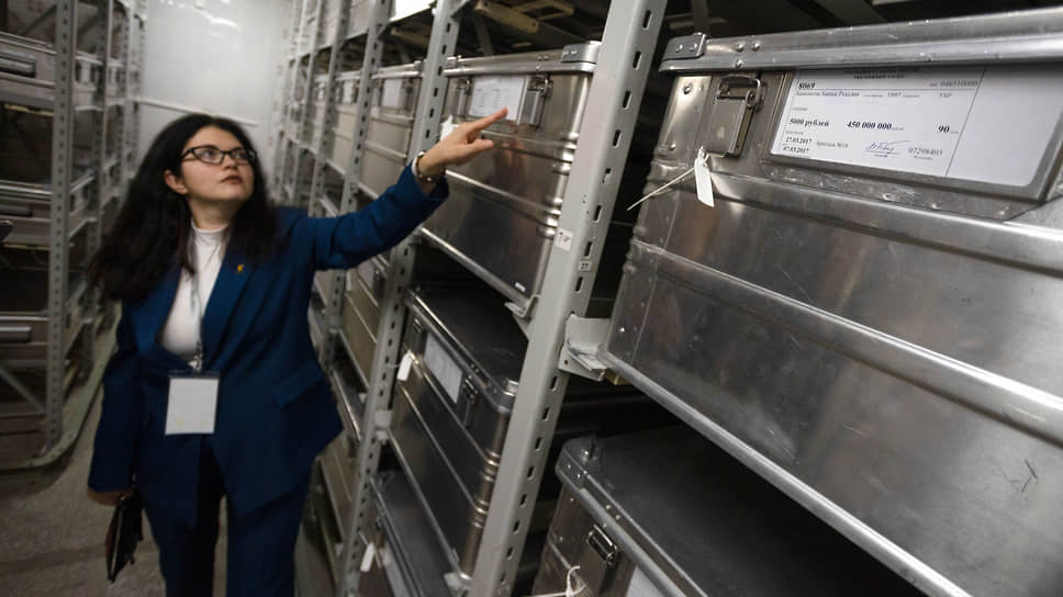 Экскурсовод Уральского ГУ Банка России во время экскурсии «Денежное хранилище»