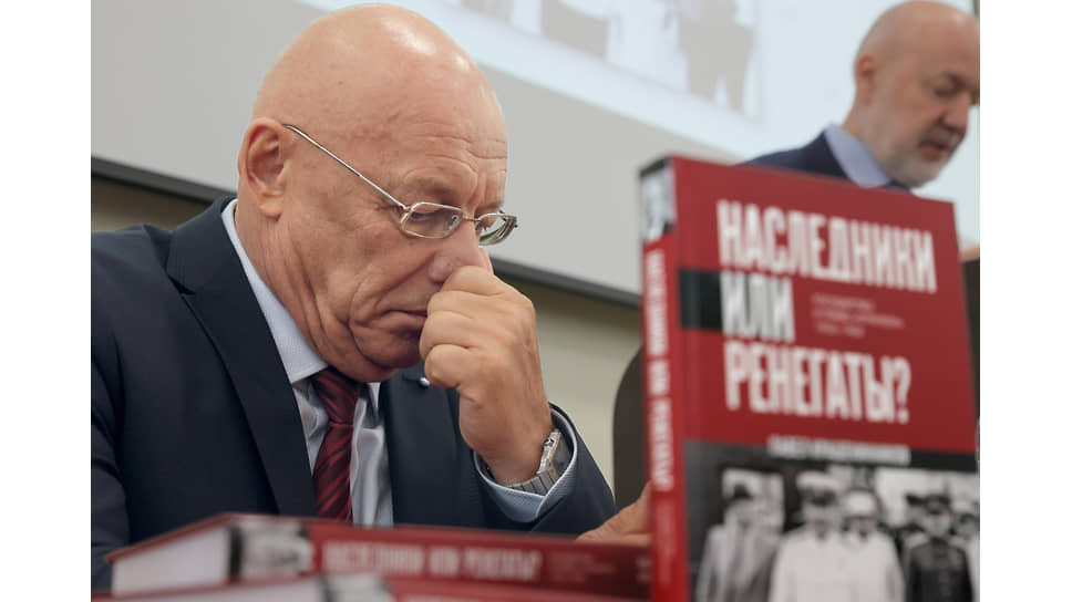 Презентация книги депутата Государственной думы России Павла Крашенинникова &quot;Наследники или ренегаты. Государство и право &quot;оттепели&quot; 1953–1964&quot; в УрГЮУ. Ректор УрГЮУ Владимир Бублик (слева) на презентации