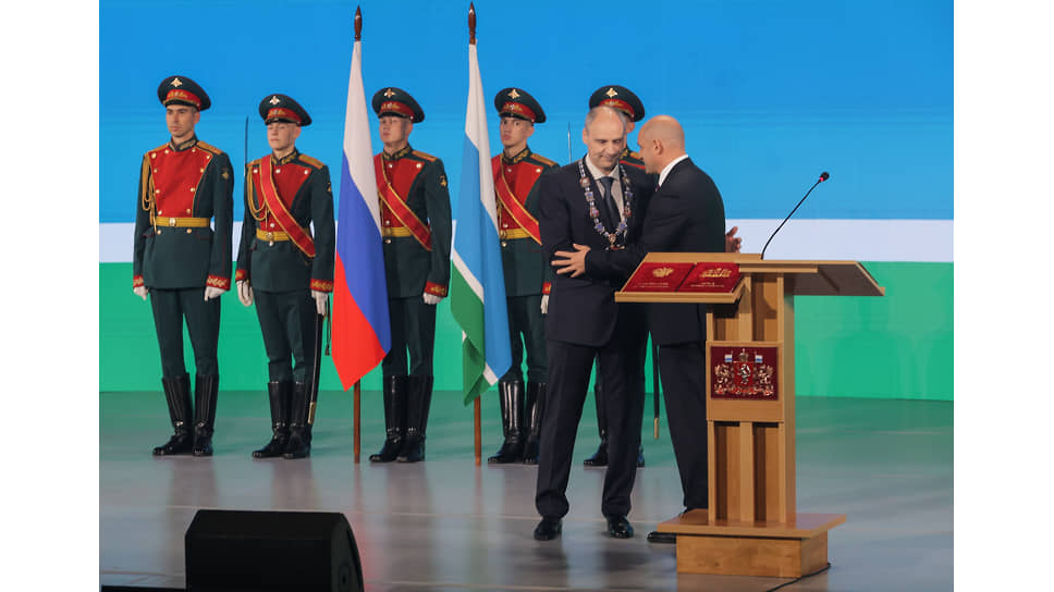 Торжественная церемония вступления в должность губернатора Свердловской области Дениса Паслера в киноконцертном комплексе &quot;Космос&quot;. Губернатор Свердловской области Денис Паслер (второй справа) и полномочный представитель президента в УрФО Артем Жога (справа)