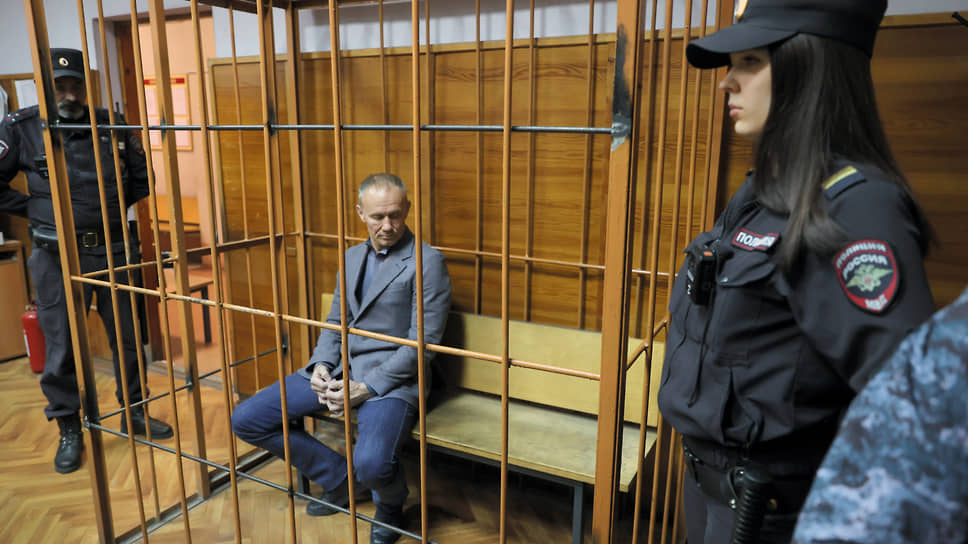 Вынесение меры пресечения бывшему вице-губернатору Свердловской области Олегу Чемезову, обвиняемому в мошенничестве, в Верх-Исетском районном суде Екатеринбурга 