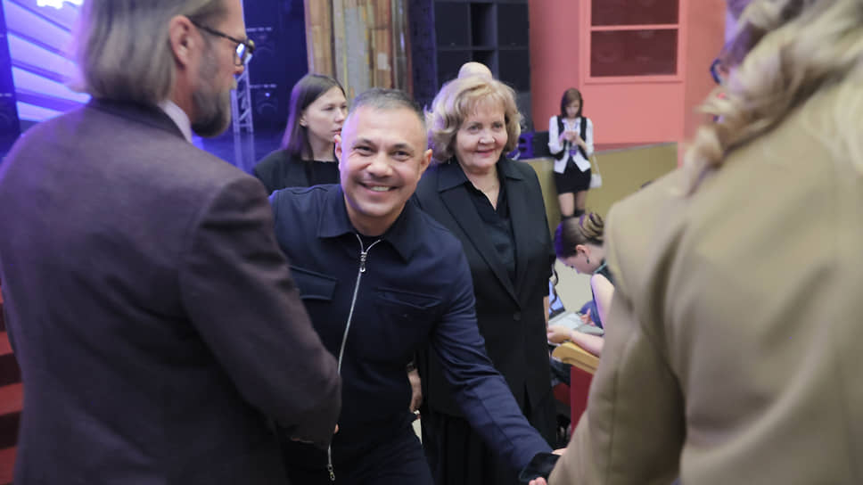 Боксер Костя Цзю и председатель законодательного собрания Свердловской области Людмила Бабушкина перед началом церемонии