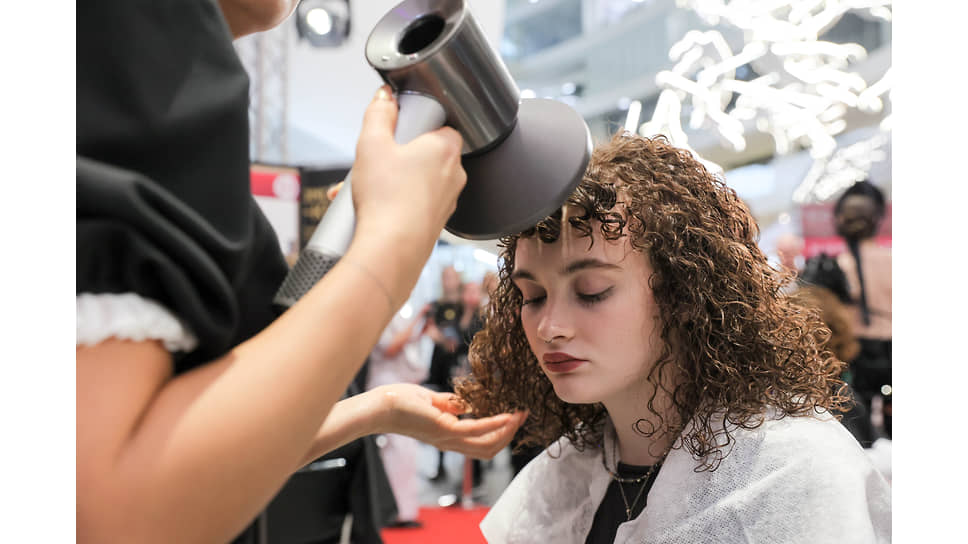Выставка Beauty Expo Ural в Ельцин-центре.
Евроазиатский чемпионат по парикмахерскому искусству, декоративной косметике и маникюру