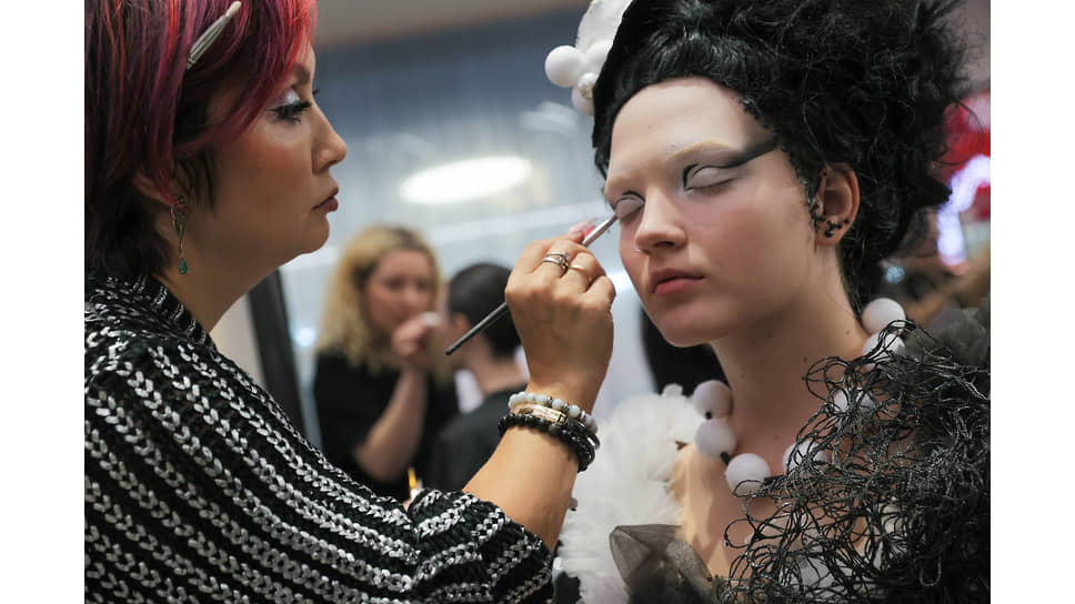 Участница конкурса профессионального мастерства среди визажистов во время мероприятия