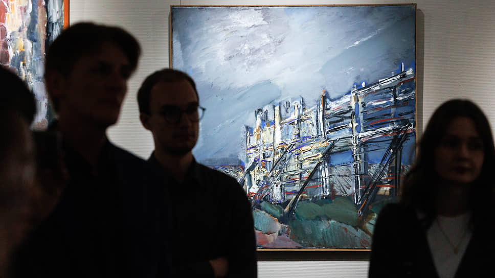 Виктор Калинин родился в 1946 году в селе Залесово Алтайского края. В 1962 году окончил Красноярское художественное училище им. В.И. Сурикова, в 1965 году — Горьковское художественное училище (ныне — Нижегородское художественное училище), в 1971 году — кафедру монументальной живописи Московского высшего художественно-промышленного училища (ныне — РГХПУ им. С.Г. Строганова)