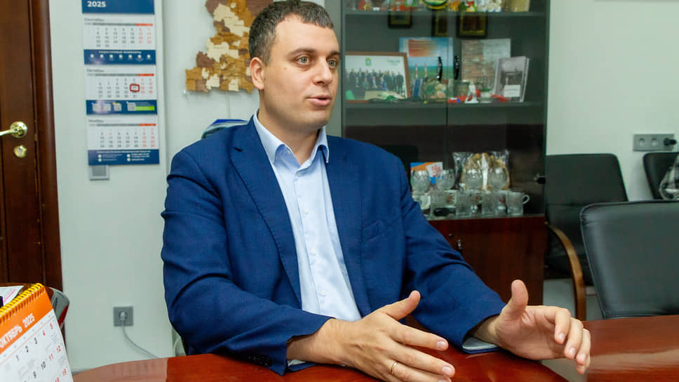 Глава Среднеуральска (Свердловская область) Алексей Стасенок во время интервью  