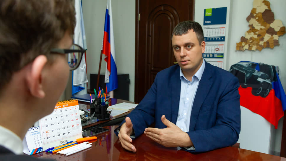 Глава Среднеуральска Алексей Стасенок во время интервью  