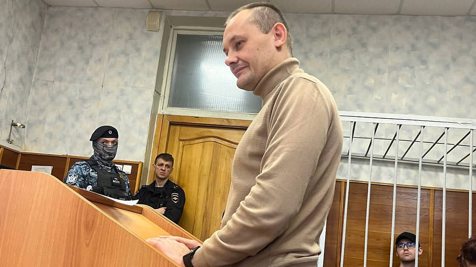 Свидетель по уголовному делу редактора Ura.ru Дениса Аллаярова Евгений Ревницев (в центре)