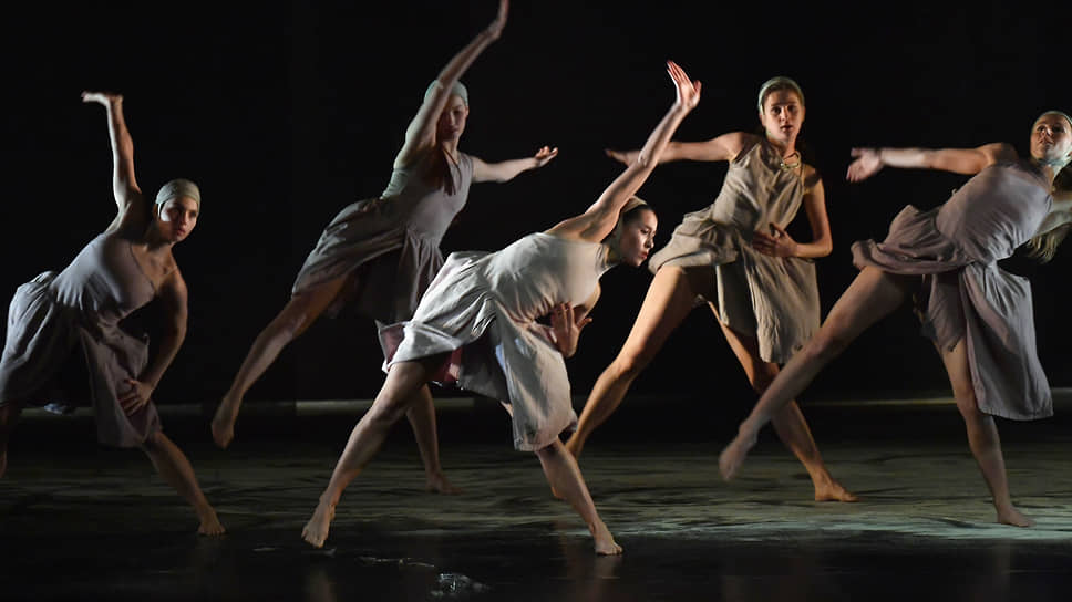 Артисты театра "Провинциальные танцы"