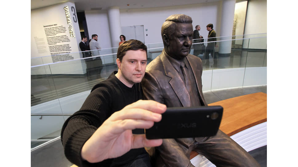 Посетитель в музее первого президента России Бориса Ельцина в &quot;Ельцин-Центре&quot;, 2015 г.