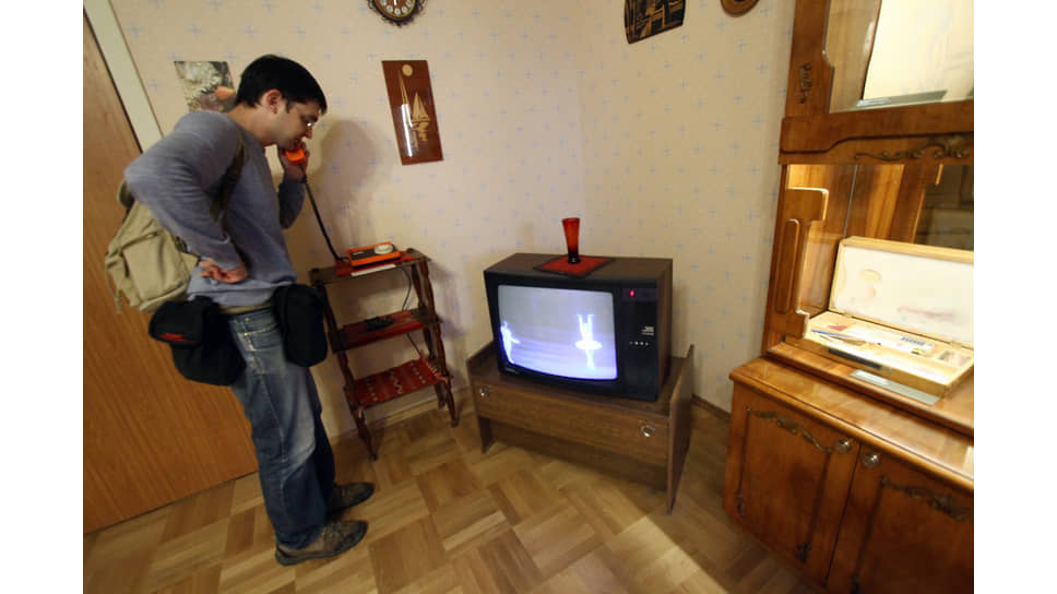 Посетитель в музее первого президента России Бориса Ельцина и балет по телевизору