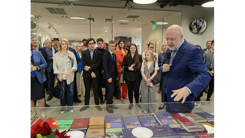 Открытие выставки Павла Крашенинникова De Facto («Де Факто»), приуроченная к его 60-летию, в Ельцин-Центре. Павел Крашенинников (справа) во время экскурсии по выставке