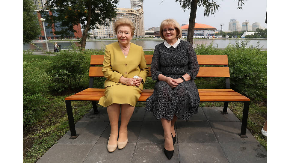 Вдова первого президента России Наина Ельцина и  председатель Законодательного собрания Свердловской области Людмила Бабушкина на открытии именной скамейки Бориса Ельцина у Ельцин-центра