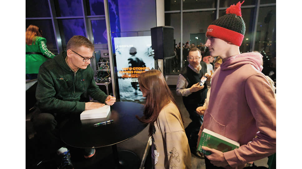 Встреча с писателем, автором книги «Слово пацана» Робертом Гараевым в Ельцин-центре. Писатель Роберт Гараев (слева) во время автограф-сессии после встречи, 2024 г.