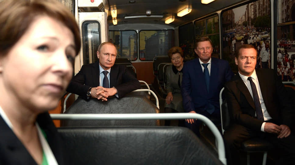 Дочь первого президента России Бориса Ельцина Татьяна Юмашева, президент России Владимир Путин, председатель правительства Дмитрий Медведев, руководитель администрации президента Сергей Иванов, вдова первого президента России Наина Ельцина во время осмотра экспозиции «Семь дней, которые изменили Россию» в музее Центра Б.Н.Ельцина, 2015 г.