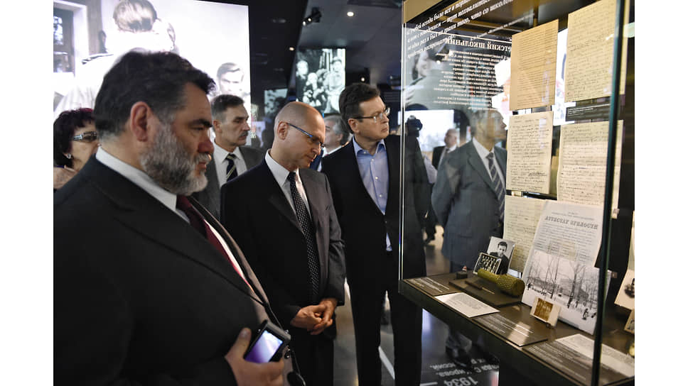 Председатель наблюдательного совета компании Bosco di Ciliegi Михаил Куснирович, генеральный директор госкорпорации &quot;Росатом&quot; Сергей Кириенко и журналист Сергей Медведев во время церемонии открытия «Ельцин-центра»