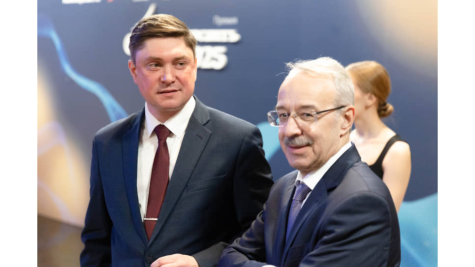 Директор департамента потребительского рынка и услуг администрации Екатеринбурга Максим Чаплыгин и А начальник департамента промышленной и инвестиционной политики администрации города Екатеринбурга Александр Копелян перед началом церемонии