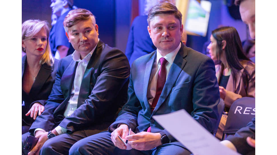 Управляющий Уральским филиалом банка ПСБ Ринат Иржанов и  директор департамента потребительского рынка и услуг администрации Екатеринбурга Максим Чаплыгин