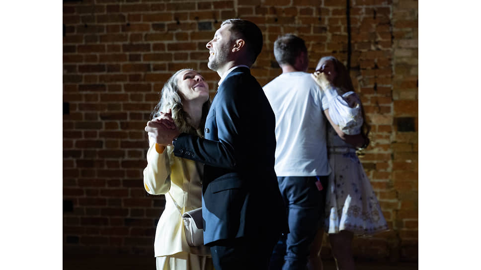 Церемония вручения наград «Коммерсантъ года» в креативном кластере «Домна» в Екатеринбурге. Гости мероприятия после окончания церемонии