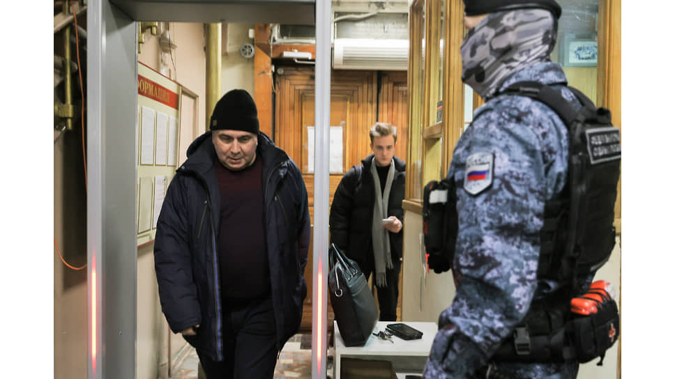 Судебное заседание по делу бывшего министра энергетики и ЖКХ Свердловской области Николая Смирнова, обвиняемого в получении взятки, в Верх-Исетском районном суде. Бывший министр энергетики и ЖКХ Свердловской области Николай Смирнов (слева) перед началом заседания