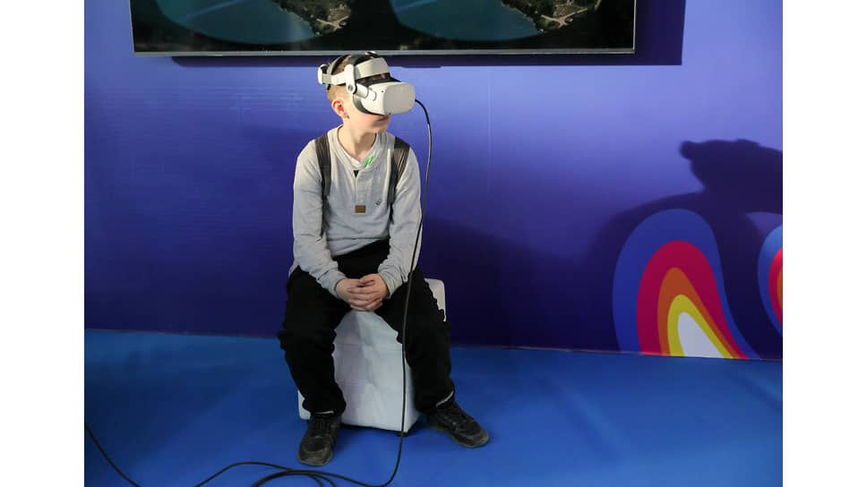 Чемпионат профессионального мастерства &quot;Хайтек: навыки будущего&quot; в МВЦ «Екатеринбург-ЭКСПО». Участник мероприятия в очках виртуальной реальности 