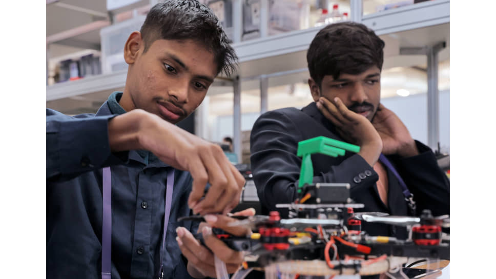 Участники международного чемпионата высокотехнологичных профессий &quot;Хайтек: навыки будущего&quot; 